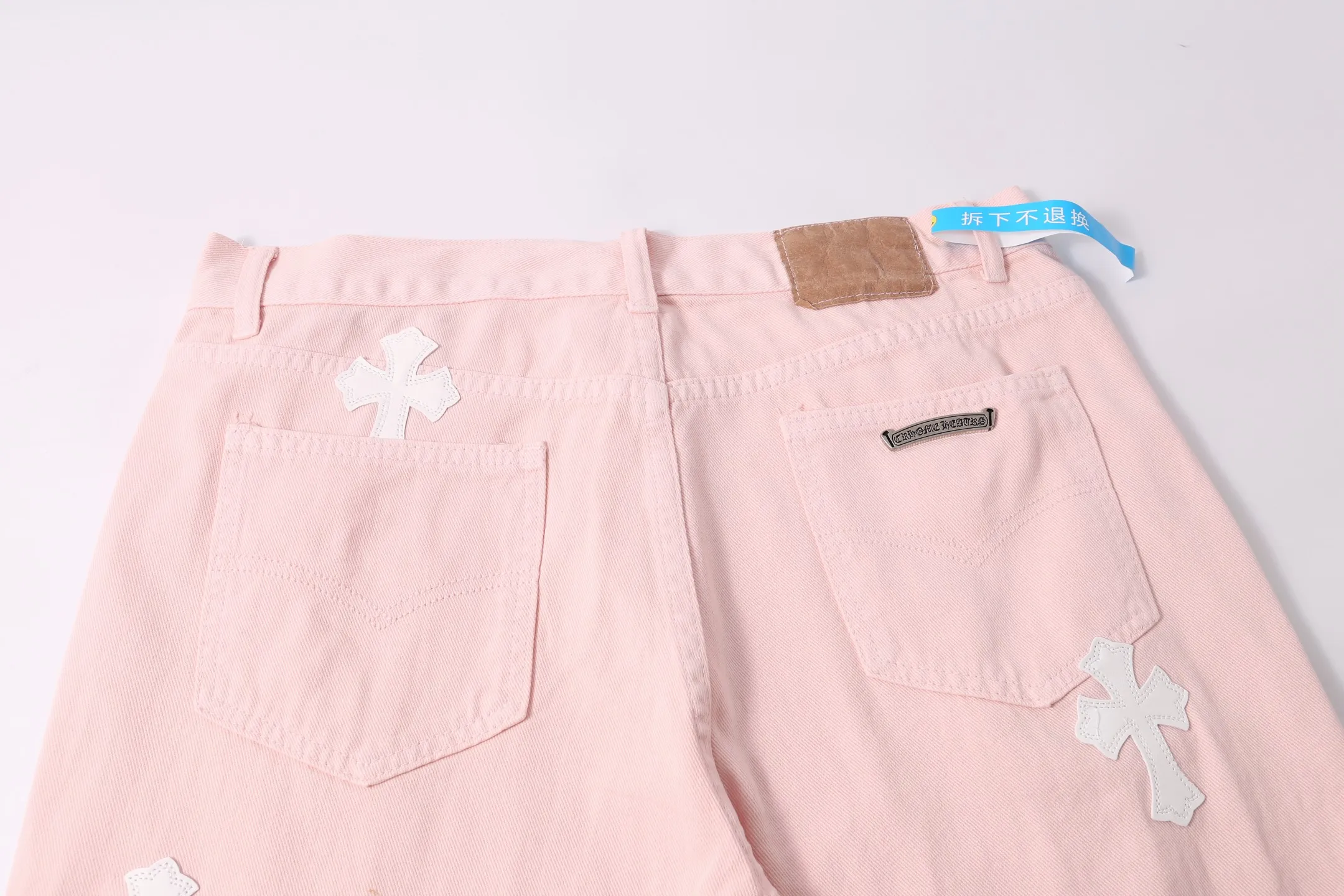 P280 style number: H883 Chrome hearts CH co-branded Drak Miami light pink jeans exude uninhibited personality and unique charm. Every wear and tear is carefully designed to present a unique artistic feel. Made of imported denim fabric, which has undergone heavy industrial washing and destruction treatment, the trousers show a super cool effect on the upper body, allowing you to dominate the fashion stage.  This is more than just a pair of jeans, it is an expression of attitude. With its unique design concept and ultimate pursuit of details, Croxin breaks traditional boundaries and defines the jeans trend in the new era. The trousers are made of double-layer woven fabric with customized hardware. Italian-made special cowhide is printed and cut. Custom-made sheepskin three-layer thick-line leather. The whole body is spliced ​​in heavy water washing. Craftsmen hand-splash ink. You can see the details. Three-dimensional cutting version. Loose and comfortable, not flattering. Makes taller and slimmer. Factory Seiko. Original quality control. Same style for men and women. Can be matched with couples. Versatile recommendation. Must-have jeans for all seasons. Color: light pink. Size: 28-30-32-34.